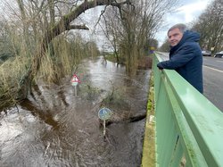Oberbürgermeister Jürgen Krogmann machte sich ein Bild von der Hochwasserlage am Ortsausgang in Richtung Tungeln. Foto: Sascha Stüber