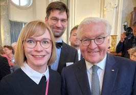 Nicole Piechotta traf Bundespräsident Frank-Walter Steinmeier (rechts) in Berlin. In der Mitte ist Michael Bergrab, Bürgermeister der Gemeinde Lisberg, zu sehen. Foto: privat
