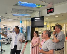 Generaldirektor Dr. Sheleg (links) gibt Einblicke ins Galilee Medical Center in Nahariya. Foto: Stadt Oldenburg 