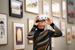 Besucherin mit VR-Brille in der Ausstellung „Christoph Niemann. Randnotizen“. Foto: Mohssen Assanimoghaddam Besucherin mit VR-Brille in der Ausstellung „Christoph Niemann. Randnotizen“. Foto: Mohssen Assanimoghaddam