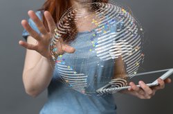 Zukunft gestalten: Frau mit virtuellem Globus. Foto: vege/Fotolia.com