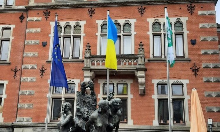 Vor dem Rathaus weht die ukrainische Flagge. Foto: Stadt Oldenburg