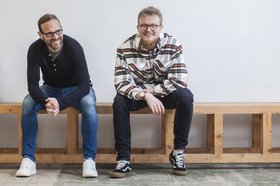 Kevin Altenberger (im Bild rechts) und Thorsten Lange vom Kulturbüro bilden das Redaktionsteam der neuen Plattform „Kulturschnack“ und blicken hinter die Kulissen der vielseitigen Oldenburger Kulturszene. Foto: Gerlinde Domininghaus