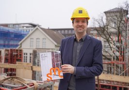 Museumsleiter Dr. Steffen Wiegmann mit dem neuen Magazin. Foto: Stadtmuseum Oldenburg