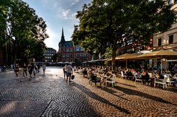 Das Bild zeigt den gut besuchten Rathausmarktplatz in der Oldenburger Innenstadt. Foto: Mittwollen & Gradetchliev