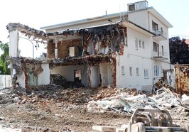Ansicht eines zum Teil abgerissenen Hauses. Foto: Hans/Pixabay