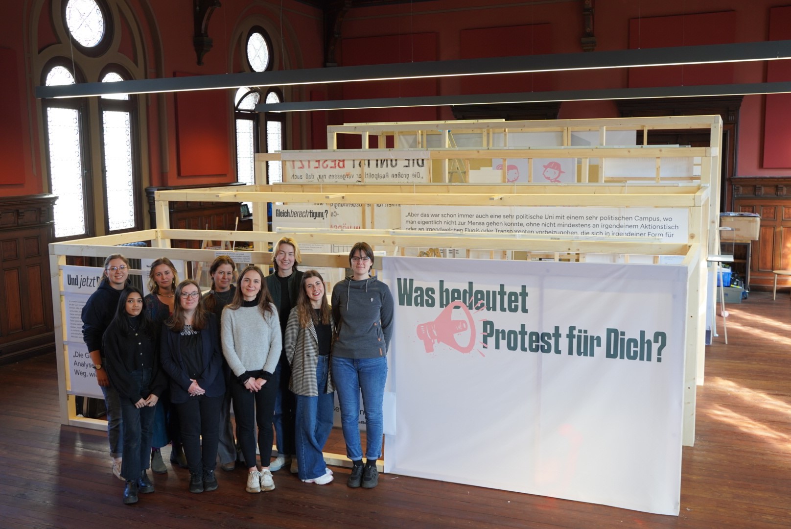 Studentisches Kuratorinnenteam in der Ausstellung Protest.bewegt.Uni, Foto: Stadtmuseum Oldenburg 