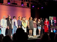 Die Preisträgerinnen und Preisträger des Oldenburger Integrationspreises 2025 freuen sich über die Ehrung. Foto: Stadt Oldenburg Foto: Stadt Oldenburg