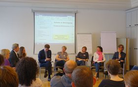 Auf dem Podium (von links nach rechts): Dr. Gero Büsselmann, Johanna Reimann, Prof. Dr. Karsten Speck, Sabine Stehno, Sophie Arenhövel, Ronja Liebscher, Jörg Kowollik. Foto: Stadt Oldenburg.