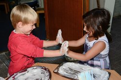 Zwei Kinder spielen mit Schaum. Foto: Stadt Oldenburg