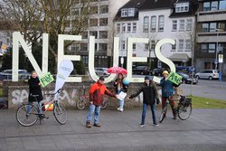 Christel Sahr vom RUZ Oldenburg, Jörg Meier vom VCD Oldenburg, Layla Chamas und Tammo Mintken von der AG „Na, Erde?“ und Dr. Bernhard Sturm, Lehrer am Neuen Gymnasium, bei der Übergabe der Gewinnurkunde für den VCD-Bundespreis. Foto: Stadt Oldenburg