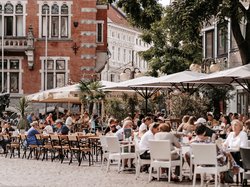 Menschen in den Cafés am Rathausplatz. Foto: Mittwollen und Gradetchliev