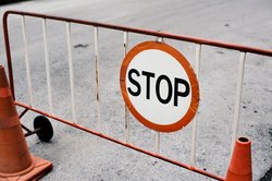 Absperrung mit Stoppschild auf der Straße. Foto: Rawpixel.com