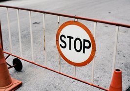 Absperrung mit Stoppschild auf der Straße. Foto: Rawpixel.com