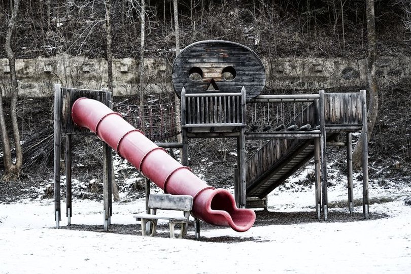 Eine rote Rutsche auf einem Spielplatz. Foto: Dieter Mach