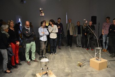Besucherinnen und Besucher bei einer Ausstellungseröffnung. Foto: Haus für Medienkunst Oldenburg Besucherinnen und Besucher bei einer Ausstellungseröffnung. Foto: Haus für Medienkunst Oldenburg