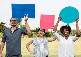 Drei Menschen halten Sprechblasen in die Luft. Foto: rawpixel.com