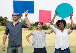 Drei Menschen halten Sprechblasen in die Luft. Foto: rawpixel.com