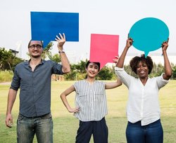 Drei Menschen halten Sprechblasen in die Luft. Foto: rawpixel.com