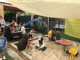 Der neu eröffnete Garten des Stadtteiltreffs mit großer Sandkiste und Überdachung. Foto: Stadt Oldenburg