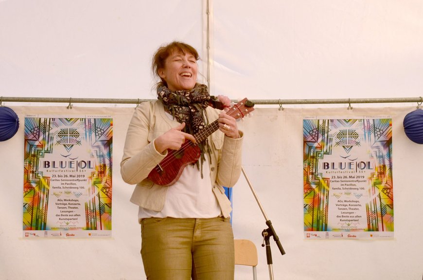 Annie We macht Musik auf der Bühne. Foto: Stadt Oldenburg