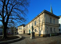 Schlossplatz mit Peter-Friedrich-Ludwig-Denkmal. Foto: Hans-Jürgen Zietz