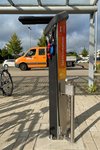 Servicestation für Reparaturen an Fahrrädern, im oberen Teil der Station Werkzeuge und Schriftzug Servicestation auf orangenem Hintergrund, eine Luftpumpe im unteren Teil der Servicestation. Foto: Stadt Oldenburg