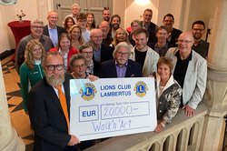 Bürgermeisterin Christine Wolff (1. Reihe, 1. von rechts) überreichte gemeinsam mit dem Lions Club Oldenburg - Lambertus den Scheck über 20.000 Euro an Schulleitungen sowie Lehrerinnen und Lehrer der 15 teilnehmenden Schulen des Walk’n’Art-Festival Bürgermeisterin Christine Wolff (1. Reihe, 1. von rechts) überreichte gemeinsam mit dem Lions Club Oldenburg - Lambertus den Scheck über 20.000 Euro an Schulleitungen sowie Lehrerinnen und Lehrer der 15 teilnehmenden Schulen des Walk’n’Art-Festivals. Foto: Stadt Oldenburg