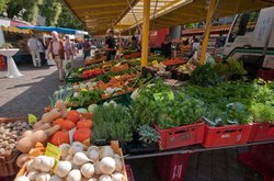 Fotos eines Obst- und Gemüsestandes. Foto: Stadt Oldenburg