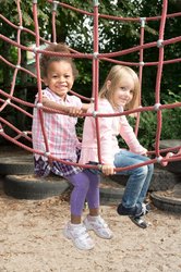 Zwei Kinder auf einem Klettergerüst. Foto: Stadt Oldenburg