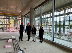Stadtmuseumsleiter Steffen Wiegmann (links) führte Oberbürgermeister Jürgen Krogmann, EGH-Leiter Klaus Schavan und Kulturamtsleiterin Christiane Cordes durch den fertiggestellten Rohbau des neuen Stadtmuseums. Foto: Stadt Oldenburg Stadtmuseumsleiter Steffen Wiegmann (links) führte Oberbürgermeister Jürgen Krogmann, EGH-Leiter Klaus Schavan und Kulturamtsleiterin Christiane Cordes durch den fertiggestellten Rohbau des neuen Stadtmuseums. Foto: Stadt Oldenburg