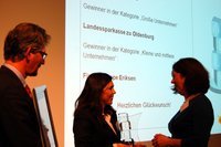 Maria Welz von der Firmengruppe Eriksen (rechts) freut sich über den OLLY 2010, den ihr Sozialministerin Aygül Özkan überreicht. Foto: Stadt Oldenburg