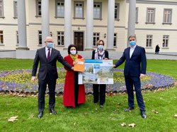 Dr. Rainer Schoppik (Kaufmännischer Vorstand KOL), Carola Reimann (Niedersächsische Sozialministerin), Jürgen Krogmann (Oberbürgermeister Stadt Oldenburg) und Dr. Christiane Stehle (Medizinischer Vorstand KOL). Foto: Stadt 