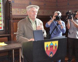 Seymour Cassel bedankt sich in seiner Rede für die Ehrung. Foto: Stadt Oldenburg