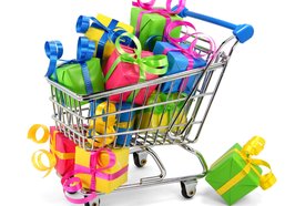 Bunte Geschenke in einem Einkaufswagen. Foto: babimu/Fotolia