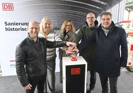 Felix Burckhardt (v. l.), Bärbel Aissen, Ute Plambeck, Heiko Siemers, Oberbürgermeister Jürgen Krogmann. Foto: Sascha Stüber