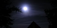 Vollmond über der Pyramide von MediaMarkt in Wechloy