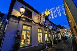 Bergstraße mit Weihnachtsbeleuchtung. Foto: Hans-Jürgen Zietz