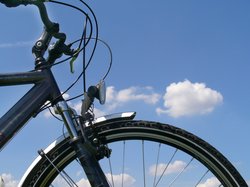 Vorderteil eines Fahrrads vor blauem Himmel. Foto: subea/Pixelio.de