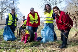 Mit guter Laune bei sonnigem Wetter half diese Frauenpower-Truppe im März mit, Oldenburg und die Umwelt ein Stück sauberer zu machen. Foto: Sascha Stüber Mit guter Laune bei sonnigem Wetter half diese Frauenpower-Truppe im März mit, Oldenburg und die Umwelt ein Stück sauberer zu machen. Foto: Sascha Stüber