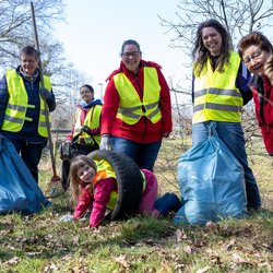 Mit guter Laune bei sonnigem Wetter half diese Frauenpower-Truppe im März mit, Oldenburg und die Umwelt ein Stück sauberer zu machen. Foto: Sascha Stüber Mit guter Laune bei sonnigem Wetter half diese Frauenpower-Truppe im März mit, Oldenburg und die Umwelt ein Stück sauberer zu machen. Foto: Sascha Stüber