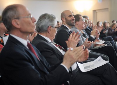 Der Preisträger Ahmad Mansour im Publikum neben dem Bundesminister a. D. Gerhart R. Baum und Prof. Dr. Sabine Doering. Foto: Peter Kreier.