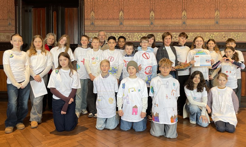 Bürgermeisterin Christine Wolff (2. Reihe, 3. von rechts) empfing Schülerinnen und Schüler des 6. Jahrgangs der IGS Flötenteich sowie Ehrenamtliche von UNICEF im Alten Rathaus. Foto: Stadt Oldenburg Bürgermeisterin Christine Wolff (2. Reihe, 3. von rechts) empfing Schülerinnen und Schüler des 6. Jahrgangs der IGS Flötenteich sowie Ehrenamtliche von UNICEF im Alten Rathaus. Foto: Stadt Oldenburg