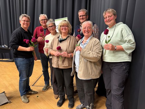 Die neu gewählten Vorstandsmitglieder gemeinsam mit Lena Haddenhorst vom Amt für Teilhabe und Soziales (v.l.): Lena Haddenhorst, Karl Busdieker, Rita Giese, Renate Gerdes, Christian Siemer, Ute Puls und Swantje Harms. Foto: Stadt Oldenburg Die neu gewählten Vorstandsmitglieder der Seniorenvertretung der Stadt Oldenburg gemeinsam mit Lena Haddenhorst vom Amt für Teilhabe und Soziales (von links): Lena Haddenhorst, Karl Busdieker, Rita Giese, Renate Gerdes, Christian Siemer, Ute Puls und Swantje Harms. Foto: Stadt Oldenburg