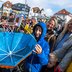 Vorschau: Zuschauer mit Regenschirm am Straßenrand beim Festumzug. Foto: Sascha Stüber