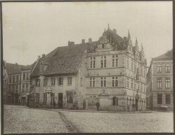 Ansicht des alten, zur Jahreswende 1885 / 86 abgerissenen Rathauses von Süden, Foto um 1882. Quelle: Stadtmuseum Ansicht des alten, zur Jahreswende 1885 / 86 abgerissenen Rathauses von Süden, Foto um 1882. Quelle: Stadtmuseum