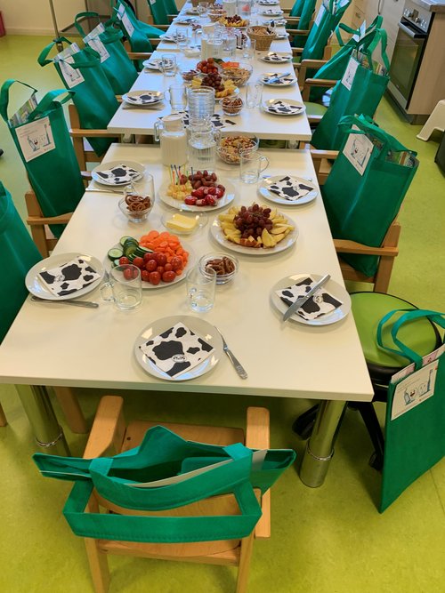 Gesundes Frühstück: Mit derart reich gedeckten und liebevoll dekorierten Tischen möchte das Team des Jugendzahnärztlichen Dienstes bei den Kita-Kindern die Lust auf zahnfreundliche Ernährung wecken. Foto: Stadt Oldenburg Foto: Stadt Oldenburg