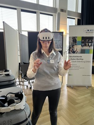Rhetoriktraining mit VR-Brille. Grafik: Stadt Oldenburg Rhetoriktraining mit VR-Brille. Grafik: Stadt Oldenburg