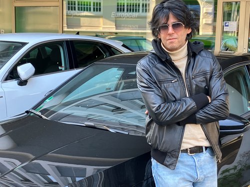 Schriftsteller Deniz Utlu berichtet am 11. Mai im Wilhelm13 von seiner Reise durch den Nordwesten Niedersachsens. Foto: Literaturhaus Oldenburg Foto: Literaturhaus Oldenburg