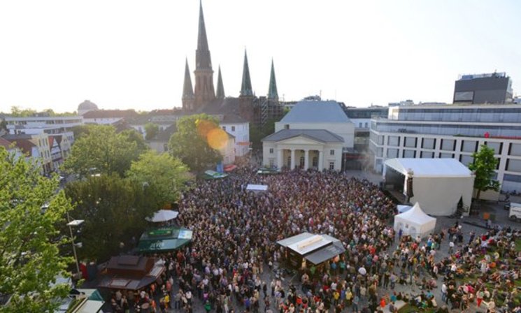 Blick auf den bevölkerten Schlossplatz während des Kultursommers. Foto: Jörg Hemmen